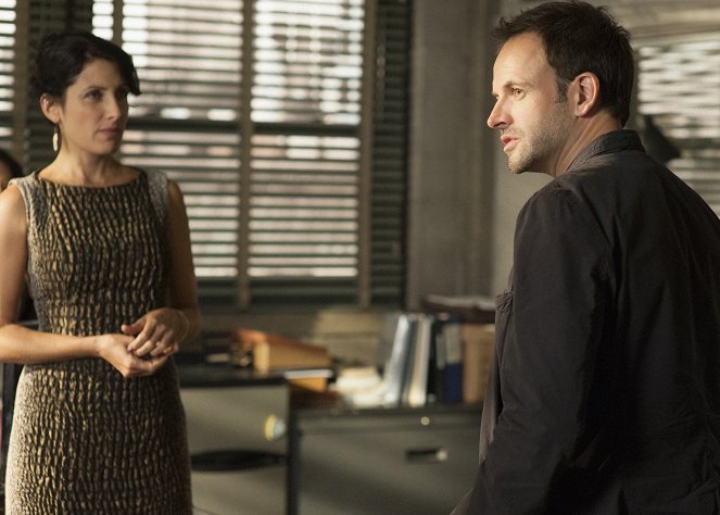 Elementary - Season 1 - The Long Fuse - Photos - Lisa Edelstein, Jonny Lee Miller