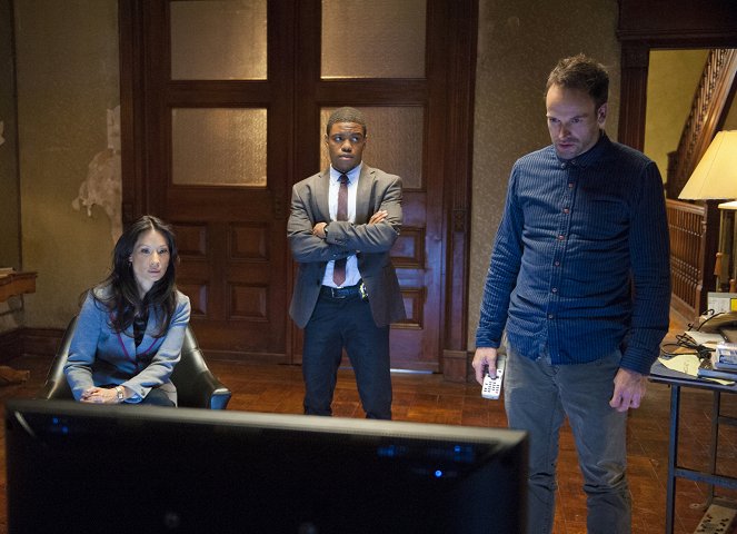 Elementary - The Long Fuse - Van film - Lucy Liu, Jon Michael Hill, Jonny Lee Miller