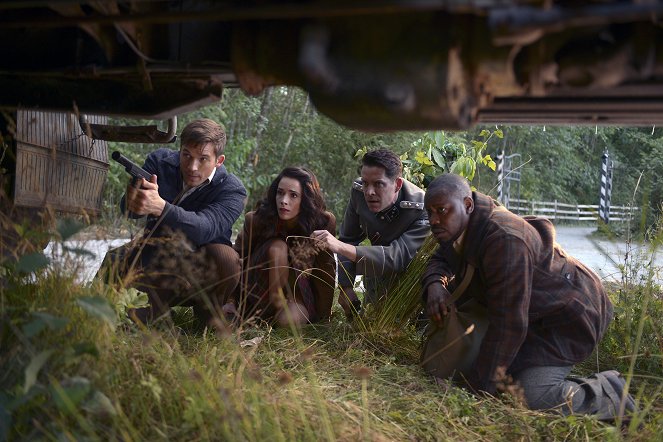 Timeless - Party at Castle Varlar - Van film - Matt Lanter, Abigail Spencer, Sean Maguire, Malcolm Barrett