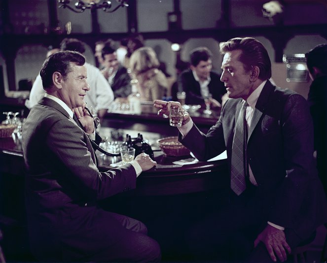 A Lovely Way to Die - Photos - Eli Wallach, Kirk Douglas