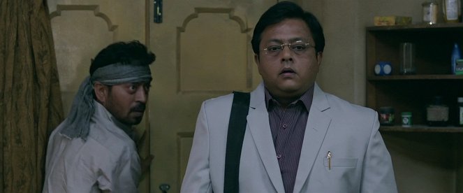 Madaari - De la película - Irrfan Khan, Nitish Pandey