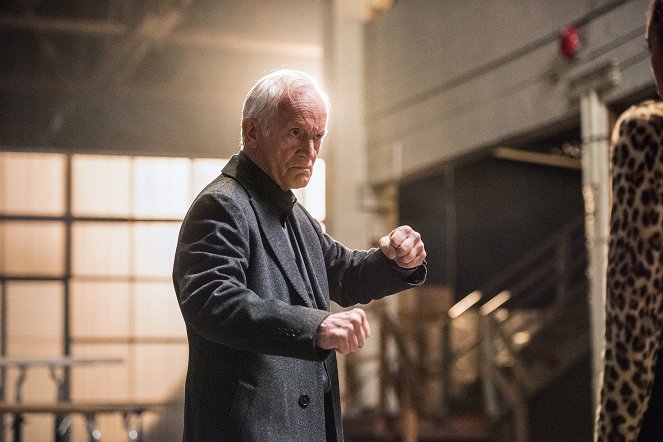 DC's Legends of Tomorrow - Pacte sous haute tension - Film - Lance Henriksen