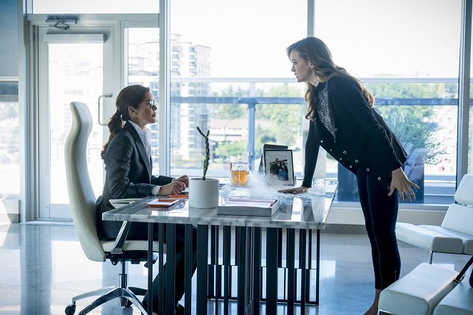 The Flash - Monster - Photos - Susan Walters, Danielle Panabaker