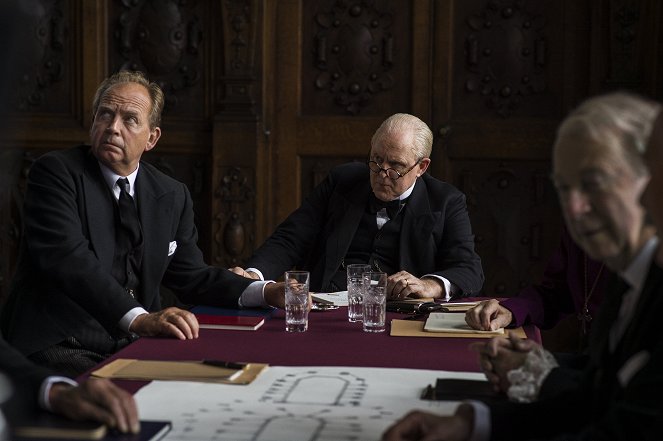 The Crown - Smoke and Mirrors - Photos - John Lithgow