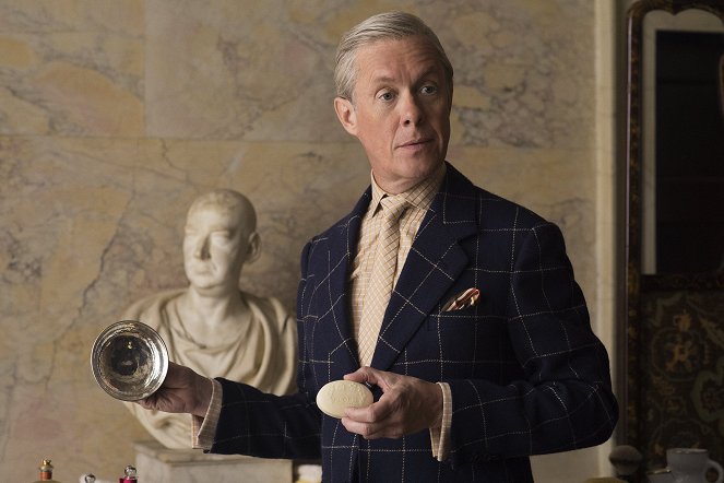 The Crown - Smoke and Mirrors - Photos - Alex Jennings