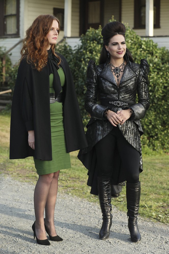 Once Upon a Time - Dark Waters - Photos - Rebecca Mader, Lana Parrilla