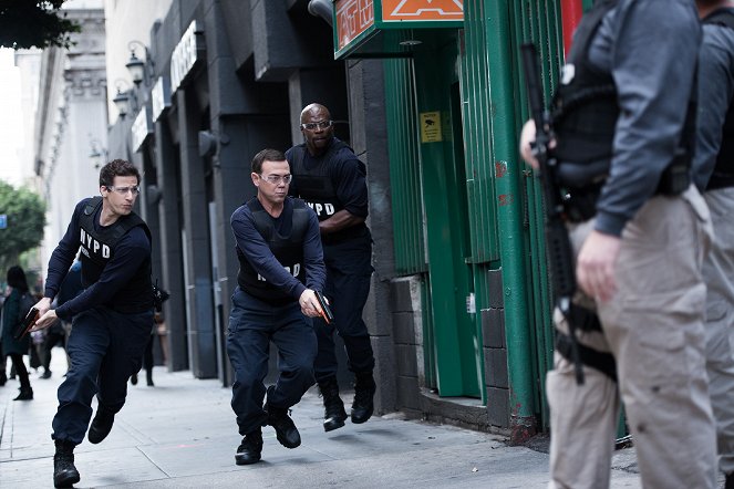 Brooklyn Nine-Nine - Combate a terroristas - Do filme - Andy Samberg, Joe Lo Truglio, Terry Crews