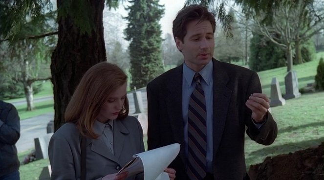 The X-Files - Pilot - Photos - Gillian Anderson, David Duchovny