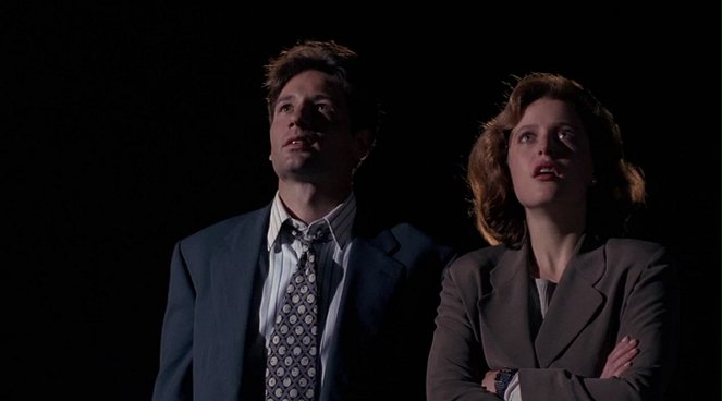 The X-Files - Season 1 - Deep Throat - Photos - David Duchovny, Gillian Anderson