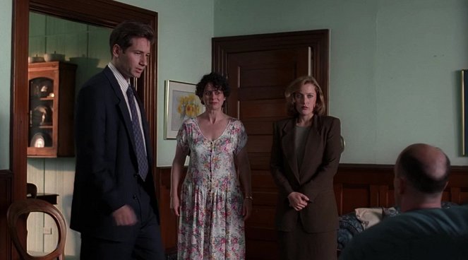 The X-Files - Season 1 - Deep Throat - Photos - David Duchovny, Gabrielle Rose, Gillian Anderson