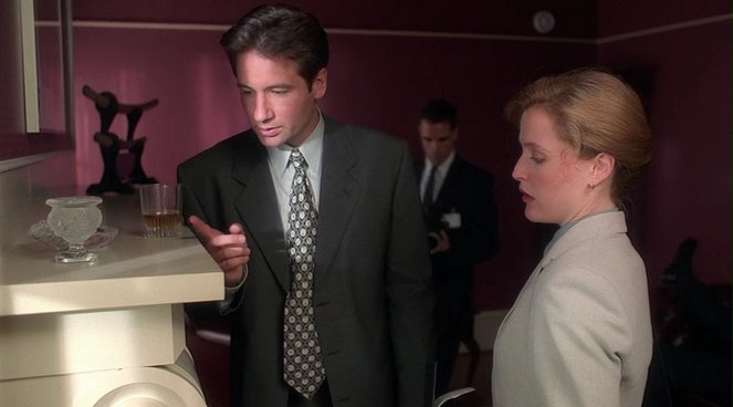 The X-Files - Squeeze - Photos - David Duchovny, Gillian Anderson
