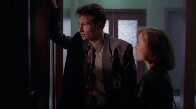 The X-Files - Season 1 - Squeeze - Photos - David Duchovny, Gillian Anderson