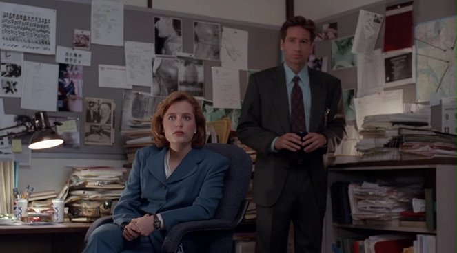 The X-Files - Season 1 - Ghost in the Machine - Photos - Gillian Anderson, David Duchovny