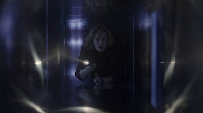 Arquivo X - Season 1 - Ghost in the Machine - Do filme - Gillian Anderson