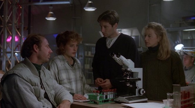 The X-Files - Ice - Van film - Xander Berkeley, Gillian Anderson, David Duchovny, Felicity Huffman