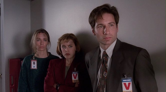 The X-Files - Season 1 - Space - Photos - Susanna Thompson, Gillian Anderson, David Duchovny