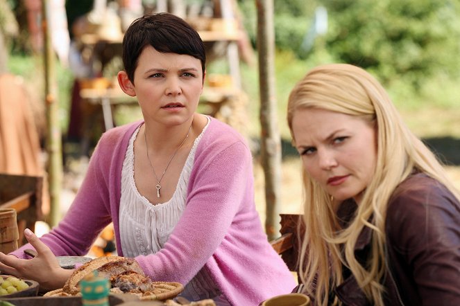 Once Upon a Time - Lady of the Lake - Photos - Ginnifer Goodwin, Jennifer Morrison