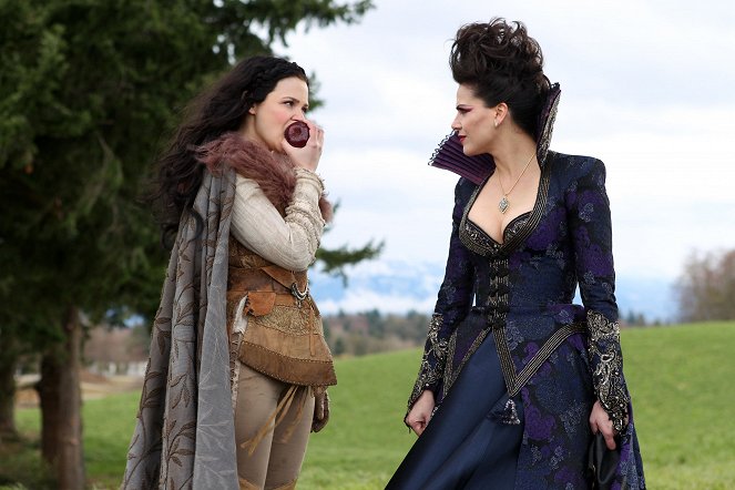 Once Upon a Time - An Apple Red as Blood - Photos - Ginnifer Goodwin, Lana Parrilla