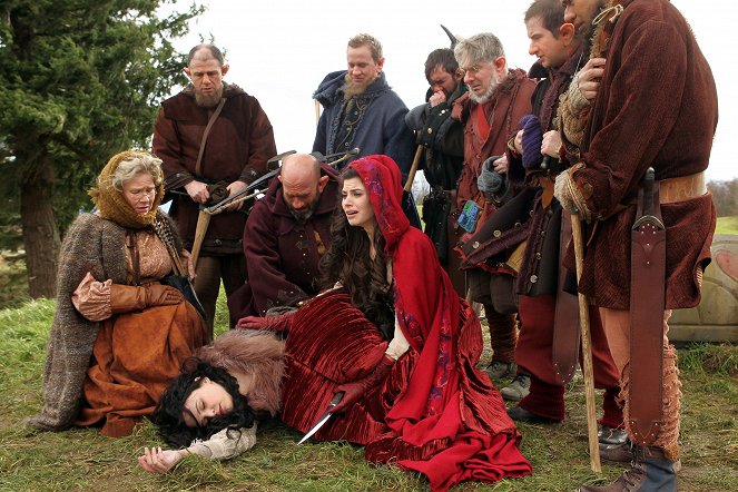 Kde bolo, tam bolo - An Apple Red as Blood - Z filmu - Ginnifer Goodwin, Lee Arenberg, Meghan Ory