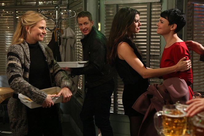 Once Upon a Time - The Cricket Game - Photos - Jennifer Morrison, Josh Dallas, Meghan Ory, Ginnifer Goodwin