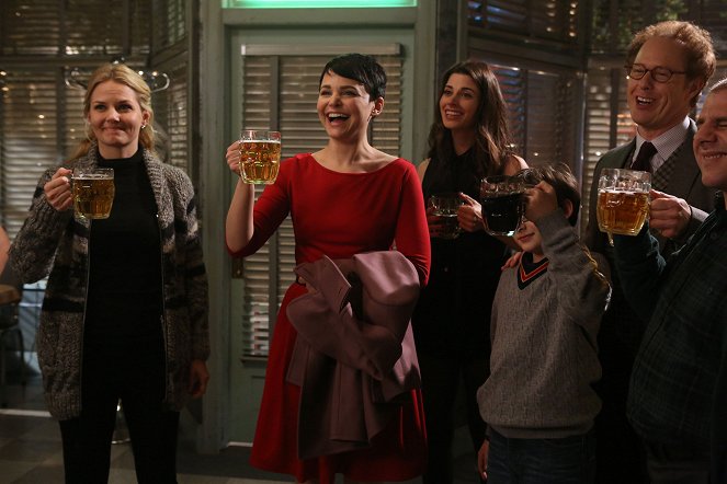 Once Upon a Time - The Cricket Game - Photos - Jennifer Morrison, Ginnifer Goodwin, Meghan Ory, Raphael Sbarge