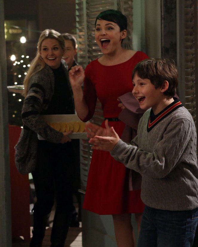 Once Upon a Time - The Cricket Game - Photos - Jennifer Morrison, Ginnifer Goodwin, Jared Gilmore