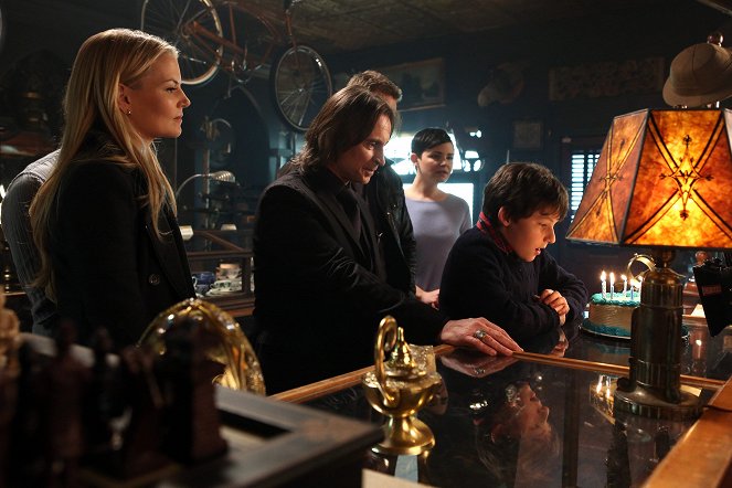 Once Upon a Time - Season 2 - Lacey - Photos - Jennifer Morrison, Robert Carlyle, Ginnifer Goodwin, Jared Gilmore