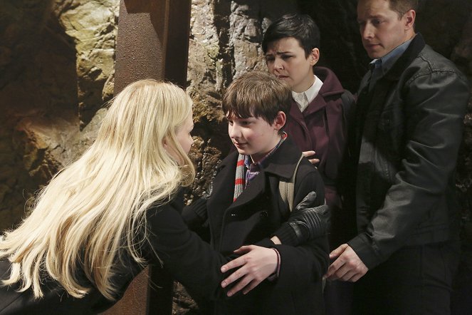 Once Upon a Time - Season 2 - And Straight on 'til Morning - Photos - Jared Gilmore, Ginnifer Goodwin, Josh Dallas