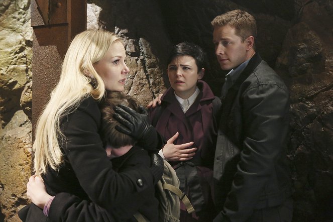 Once Upon a Time - And Straight on 'til Morning - Photos - Jennifer Morrison, Ginnifer Goodwin, Josh Dallas