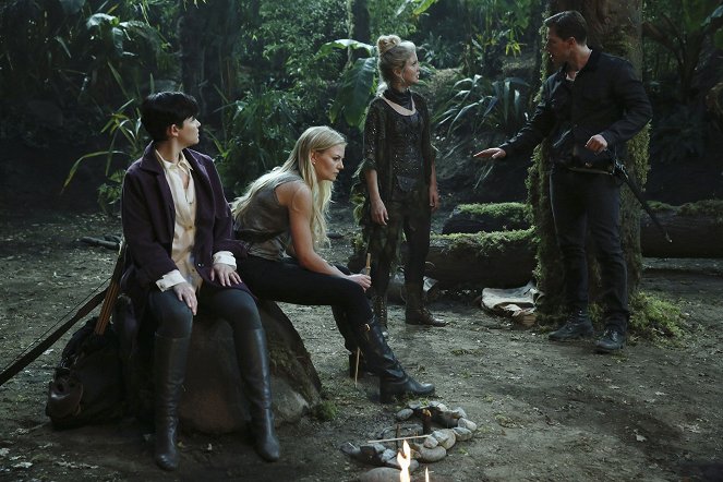 Once Upon a Time - Nasty Habits - Photos - Ginnifer Goodwin, Jennifer Morrison, Josh Dallas, Rose McIver