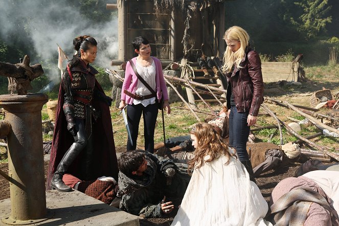 Once Upon a Time - The Doctor - Photos - Jamie Chung, Ginnifer Goodwin, Jennifer Morrison