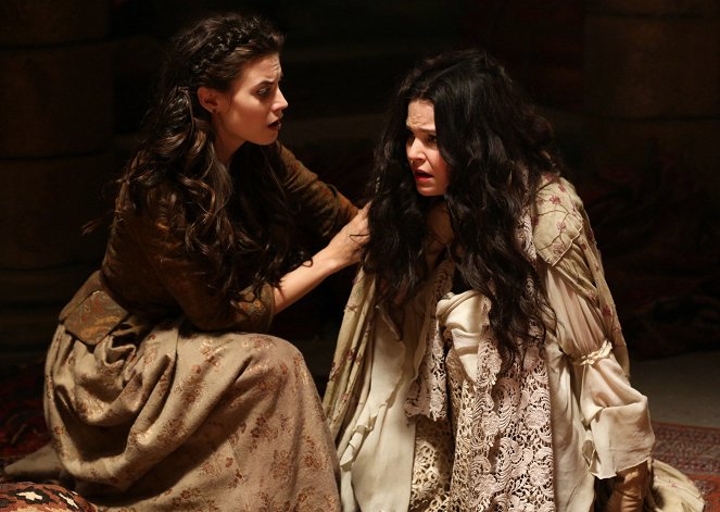Once Upon a Time - Season 2 - Child of the Moon - Photos - Meghan Ory, Ginnifer Goodwin