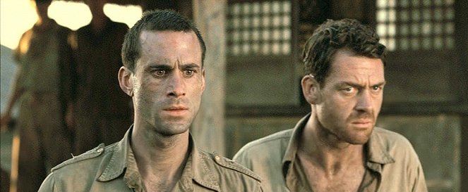 A nagy mentőakció - Filmfotók - Joseph Fiennes, Márton Csókás