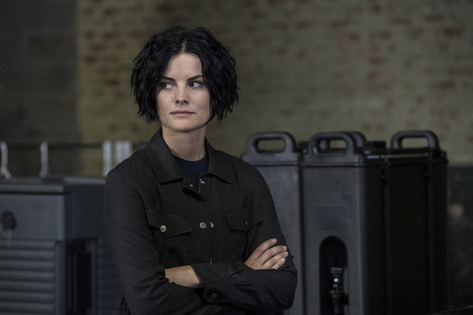 Blindspot: Mapa zbrodni - We Fight Deaths on Thick Lone Waters - Z filmu - Jaimie Alexander