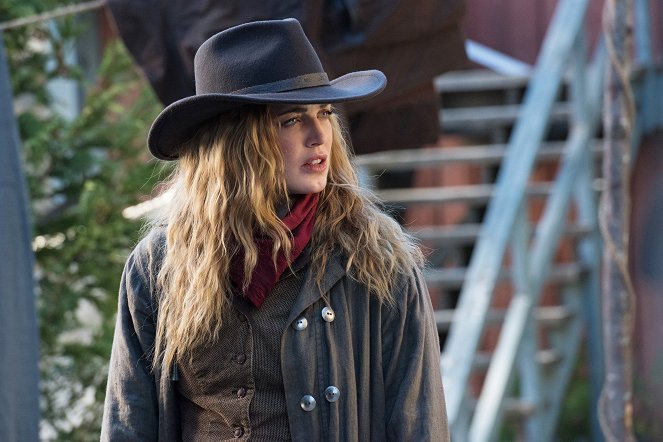 Legends of Tomorrow - Outlaw Country - Photos - Caity Lotz