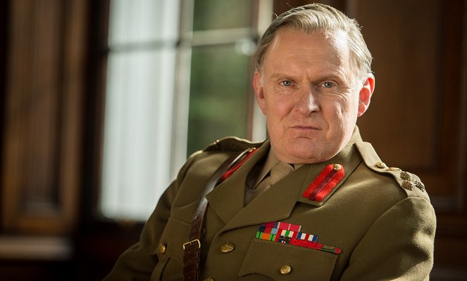 Close to the Enemy - Episode 1 - Van film - Robert Glenister