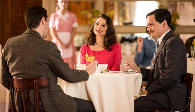 Close to the Enemy - Episode 1 - Photos - Charlotte Riley