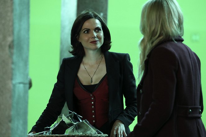 Once Upon a Time - I'll Be Your Mirror - Van de set