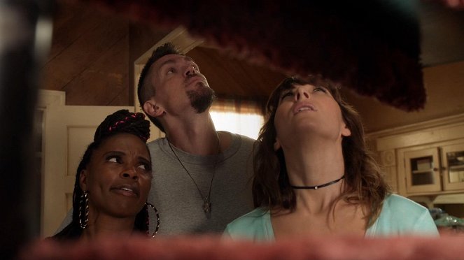 Shameless - You'll Never Ever Get a Chicken in Your Whole Entire Life - Photos - Shanola Hampton, Steve Howey, Isidora Goreshter