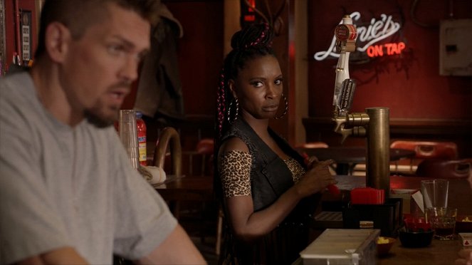Shameless - Season 7 - You'll Never Ever Get a Chicken in Your Whole Entire Life - Photos - Steve Howey, Shanola Hampton