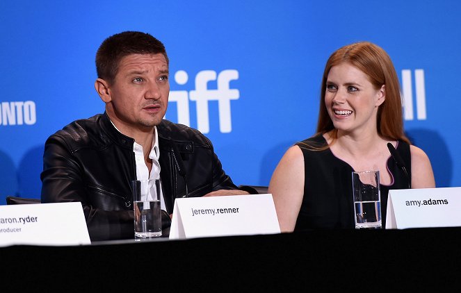 Prvý kontakt - Z akcií - Jeremy Renner, Amy Adams