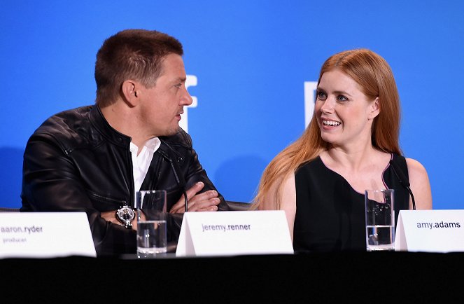 Prvý kontakt - Z akcií - Jeremy Renner, Amy Adams