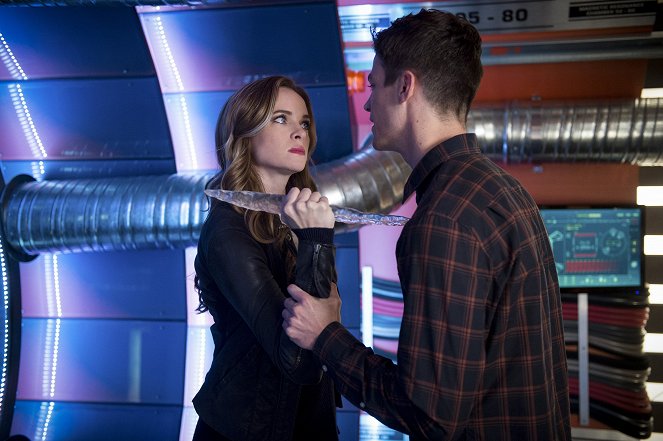 The Flash - Killer Frost - Photos - Danielle Panabaker, Grant Gustin