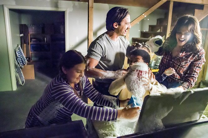 This Is Us - Season 1 - The Best Washing Machine in the Whole World - Photos - Milo Ventimiglia, Mandy Moore