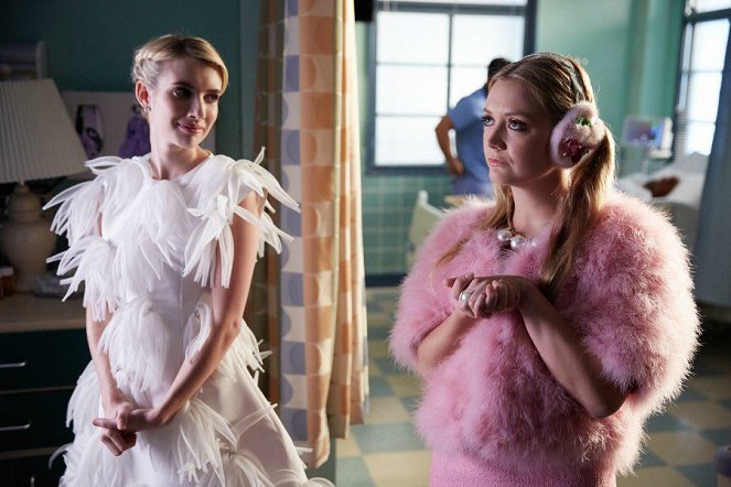 Scream Queens - Season 2 - Chanel Pour Homme-Icide - Photos - Emma Roberts, Billie Lourd