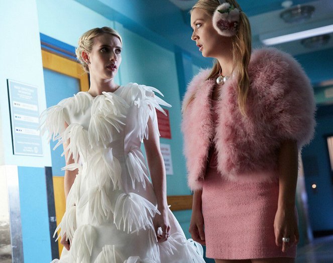 Scream Queens - Season 2 - Chanel Pour Homme-Icide - Photos - Emma Roberts, Billie Lourd