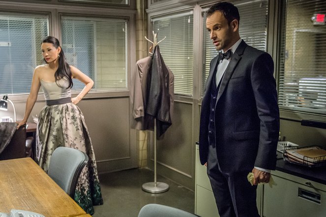 Elementary - All in the Family - Photos - Lucy Liu, Jonny Lee Miller