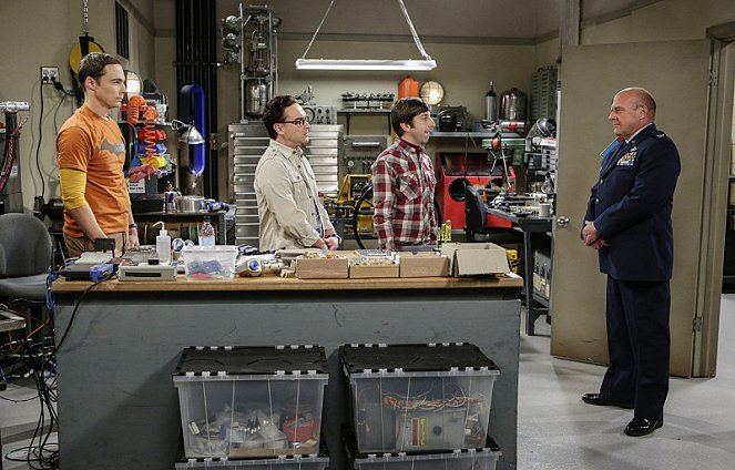 The Big Bang Theory - The Military Miniaturization - Photos - Jim Parsons, Johnny Galecki, Simon Helberg, Dean Norris