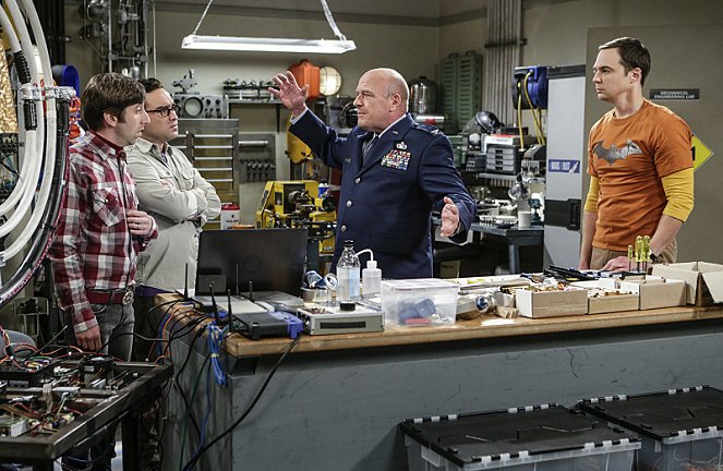 The Big Bang Theory - Season 10 - The Military Miniaturization - Photos - Simon Helberg, Johnny Galecki, Dean Norris, Jim Parsons
