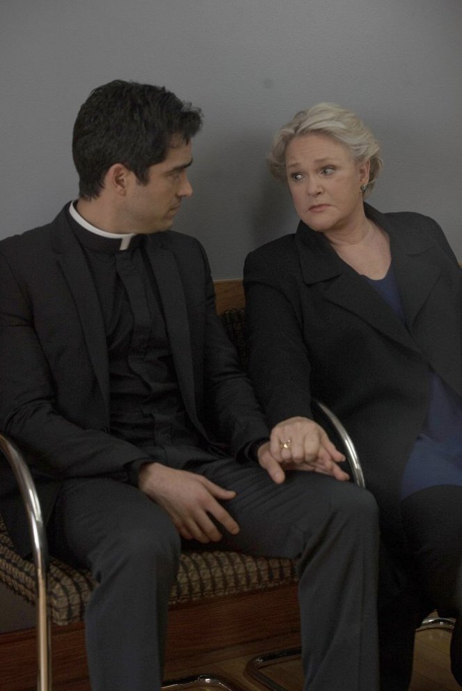The Exorcist - Chapter Six: Star of the Morning - Photos - Alfonso Herrera, Sharon Gless